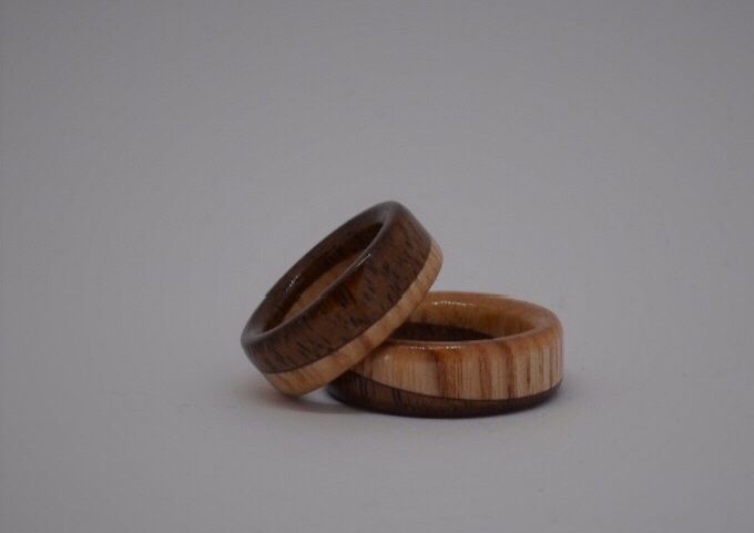 Ring aus Esche und Nussbaum mit Wölbung je 135.-