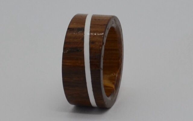 Ring aus Nussbaum mit Acryl „Diagonal“ 120.-