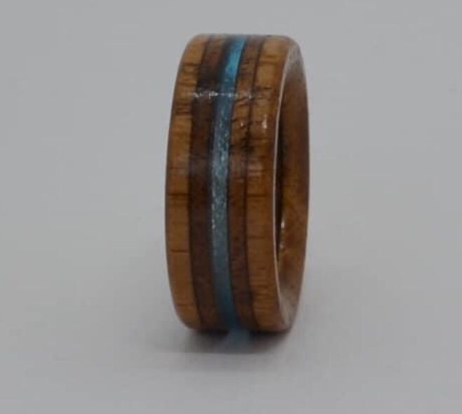 Ring aus Eichenholz und Nussbaum mit Acryl 150.-
