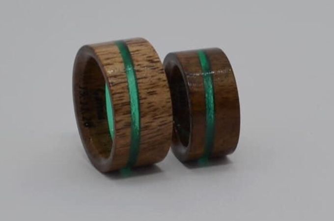 Partnerringe aus Nussbaum mit Acry „ Diagonal“ je 120.-